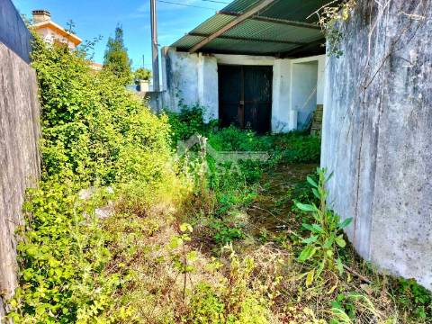 Moradia Isolada T2 Térrea para restauro com garagem em Arada