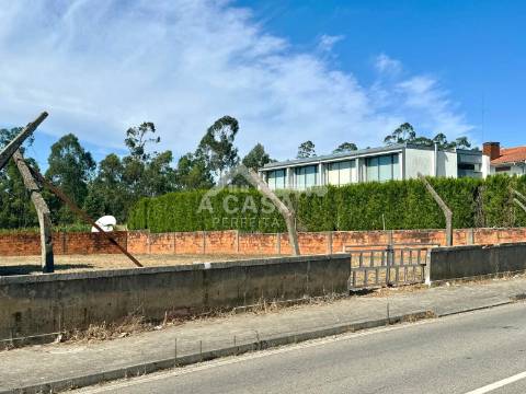 Terreno para construção de 814 m2 murado e com cerca de 20 m de frente em São Miguel do Souto