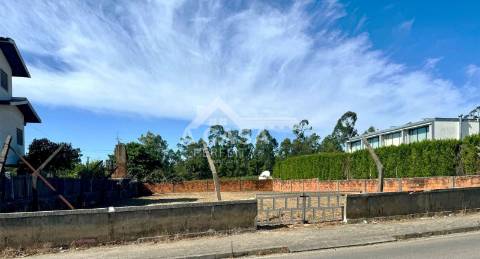 Terreno para construção de 814 m2 murado e com cerca de 20 m de frente em São Miguel do Souto