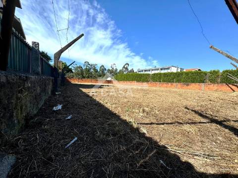 Terreno para construção de 814 m2 murado e com cerca de 20 m de frente em São Miguel do Souto