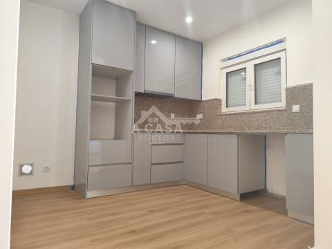 Moradia geminada T2 térrea toda remodelada com anexos e terreno - São Vicente de Pereira Jusã