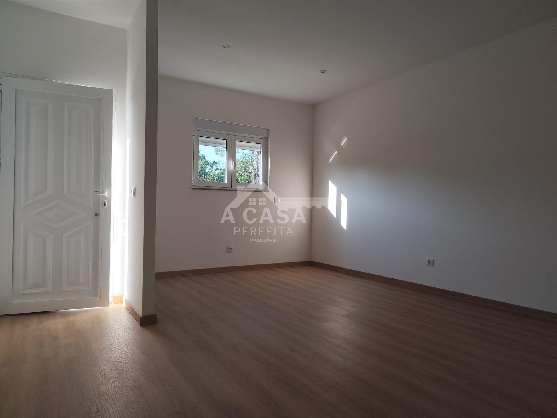 Moradia geminada T2 térrea toda remodelada com anexos e terreno - São Vicente de Pereira Jusã