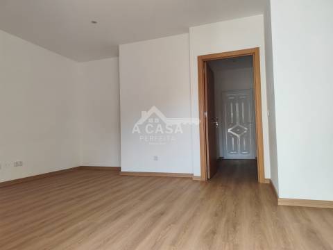 Moradia geminada T2 térrea toda remodelada com anexos e terreno - São Vicente de Pereira Jusã