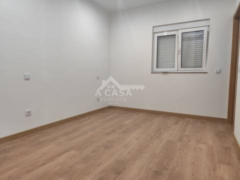 Moradia geminada T2 térrea toda remodelada com anexos e terreno - São Vicente de Pereira Jusã