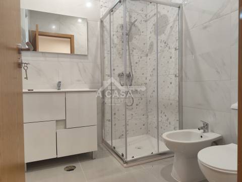 Moradia geminada T2 térrea toda remodelada com anexos e terreno - São Vicente de Pereira Jusã