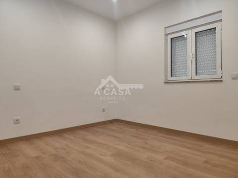 Moradia geminada T2 térrea toda remodelada com anexos e terreno - São Vicente de Pereira Jusã