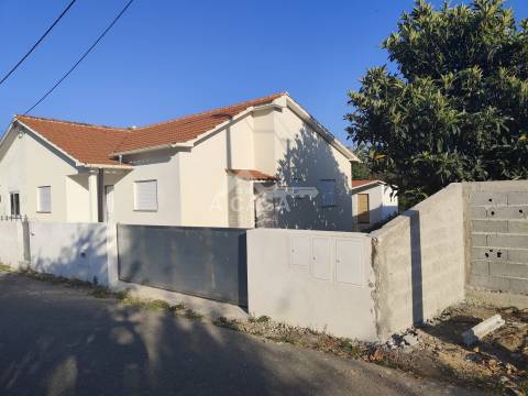 Moradia geminada T2 térrea toda remodelada com anexos e terreno - São Vicente de Pereira Jusã