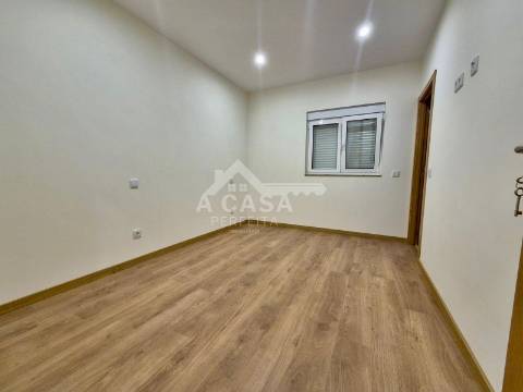 Moradia geminada T2 térrea toda remodelada com anexos e terreno - São Vicente de Pereira Jusã