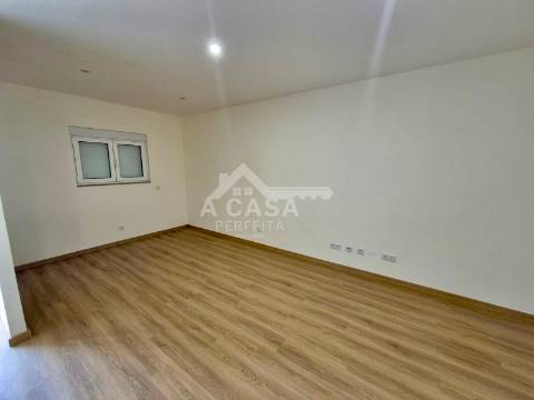 Moradia geminada T2 térrea toda remodelada com anexos e terreno - São Vicente de Pereira Jusã