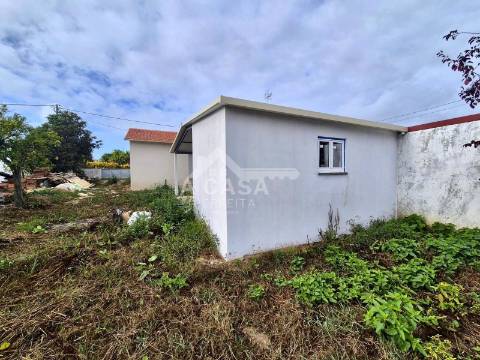 Moradia geminada T2 térrea toda remodelada com anexos e terreno - São Vicente de Pereira Jusã