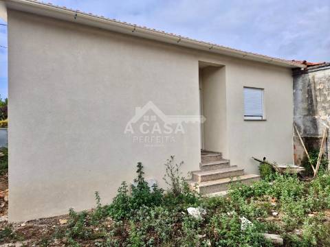 Moradia geminada T2 térrea toda remodelada com anexos e terreno - São Vicente de Pereira Jusã