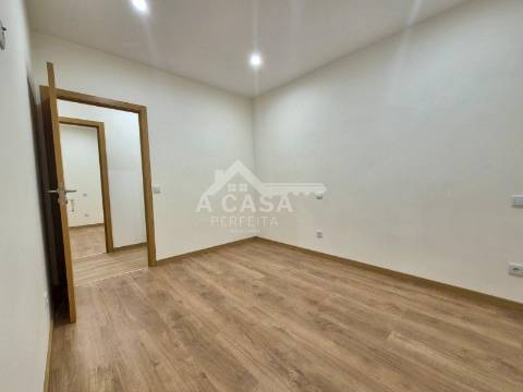 Moradia geminada T2 térrea toda remodelada com anexos e terreno - São Vicente de Pereira Jusã