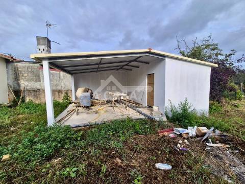 Moradia geminada T2 térrea toda remodelada com anexos e terreno - São Vicente de Pereira Jusã