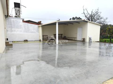 Moradia geminada T2 térrea toda remodelada com anexos e terreno - São Vicente de Pereira Jusã