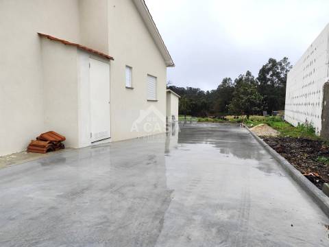 Moradia geminada T2 térrea toda remodelada com anexos e terreno - São Vicente de Pereira Jusã