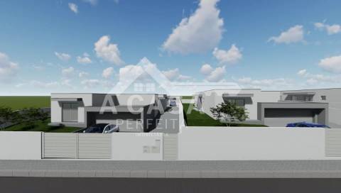 Moradia isolada térrea T3+1 de luxo com garagem e anexo em Travanca