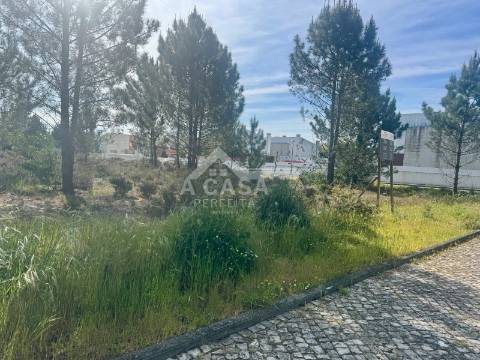 Lote de Terreno de 576 m2 com cerca de 18 m de frente em Ovar