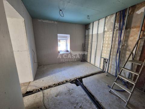 Prédio todo remodelado com 2 moradias T2 e 1 moradia T1 independentes em Souto