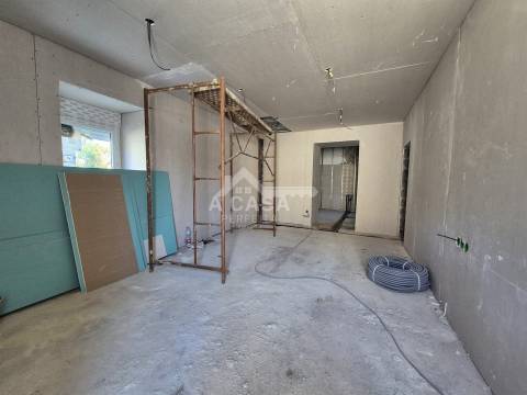 Prédio todo remodelado com 2 moradias T2 e 1 moradia T1 independentes em Souto