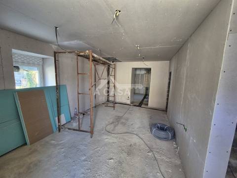 Prédio todo remodelado com 2 moradias T2 e 1 moradia T1 independentes em Souto