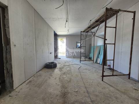 Prédio todo remodelado com 2 moradias T2 e 1 moradia T1 independentes em Souto