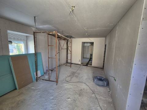 Prédio todo remodelado com 2 moradias T2 e 1 moradia T1 independentes em Souto