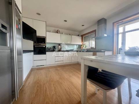 Apartamento T4 com elevador e garagem para 1 carro no centro