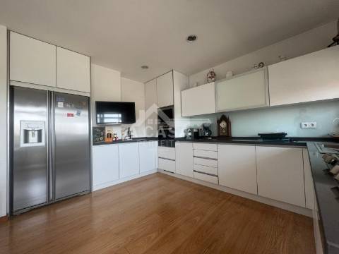 Apartamento T4 com elevador e garagem para 1 carro no centro