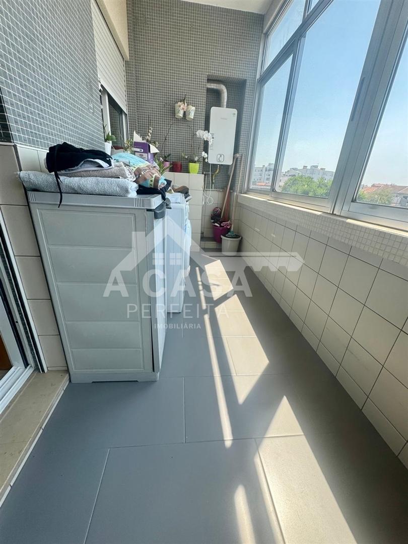 Apartamento T4 com elevador e garagem para 1 carro no centro