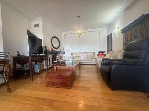 Apartamento T4 com elevador e garagem para 1 carro no centro