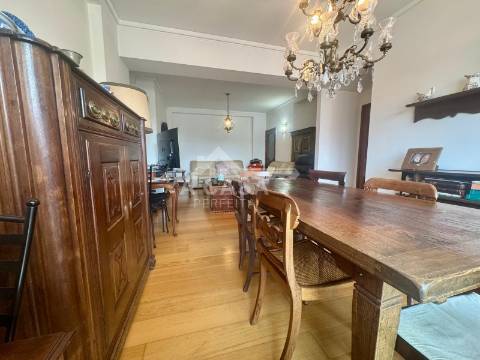 Apartamento T4 com elevador e garagem para 1 carro no centro