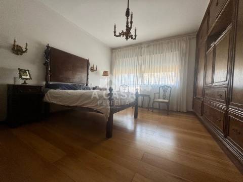 Apartamento T4 com elevador e garagem para 1 carro no centro