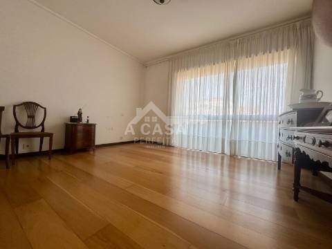 Apartamento T4 com elevador e garagem para 1 carro no centro