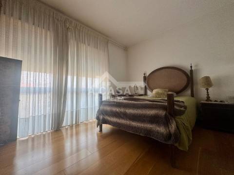 Apartamento T4 com elevador e garagem para 1 carro no centro