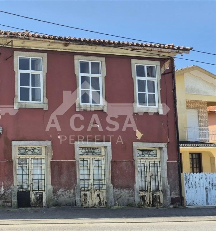 Moradia geminada T3+1 para restauro com logradouro em São Miguel do Souto
