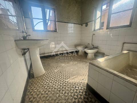 Moradia geminada T3+1 para restauro com logradouro em São Miguel do Souto