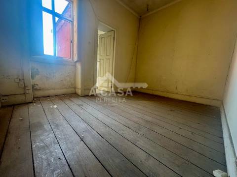 Moradia geminada T3+1 para restauro com logradouro em São Miguel do Souto