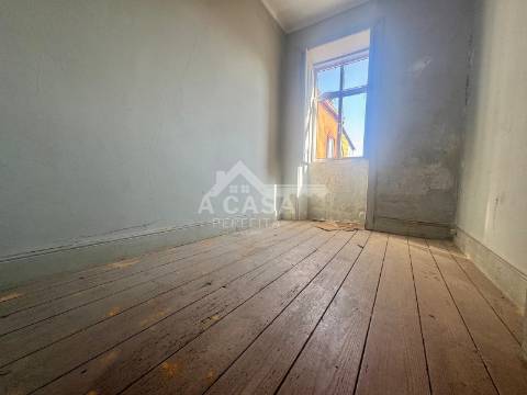 Moradia geminada T3+1 para restauro com logradouro em São Miguel do Souto