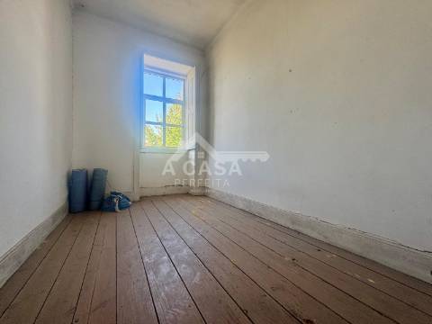 Moradia geminada T3+1 para restauro com logradouro em São Miguel do Souto