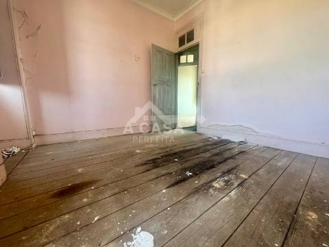 Moradia geminada T3+1 para restauro com logradouro em São Miguel do Souto