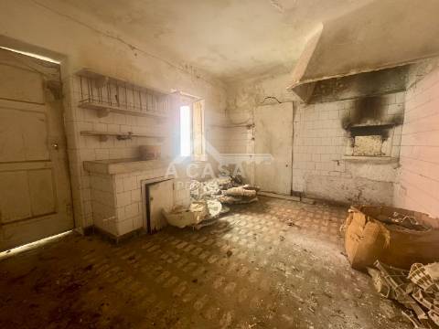 Moradia geminada T3+1 para restauro com logradouro em São Miguel do Souto