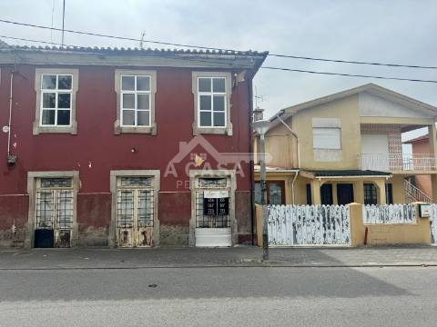 Moradia geminada T3+1 para restauro com logradouro em São Miguel do Souto