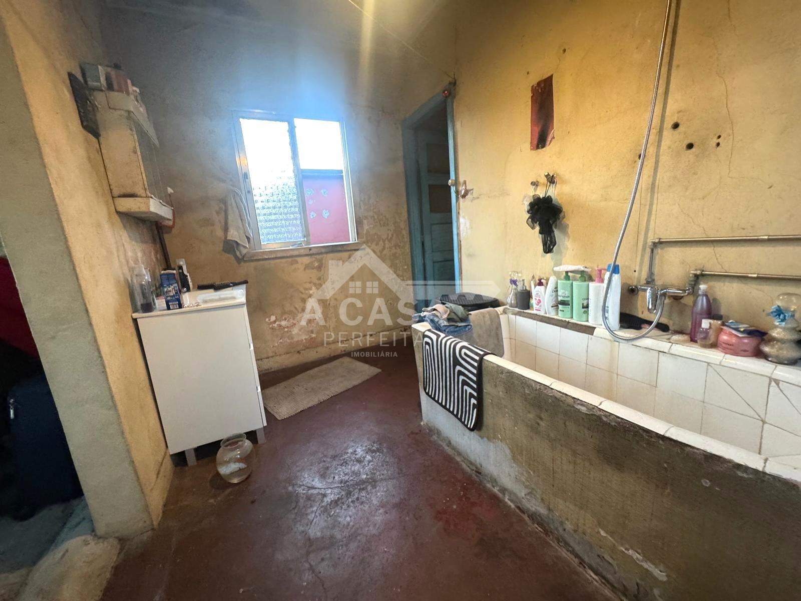 Moradia geminada T3 com garagem na cave e logradouro em São Miguel do Souto