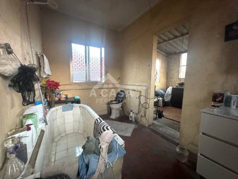 Moradia geminada T3 com garagem na cave e logradouro em São Miguel do Souto