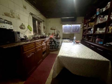 Moradia geminada T3 com garagem na cave e logradouro em São Miguel do Souto