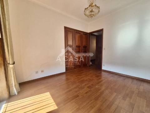 Moradia isolada T3 com logradouro em São João