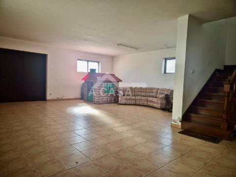 Moradia isolada T3 com logradouro em São João