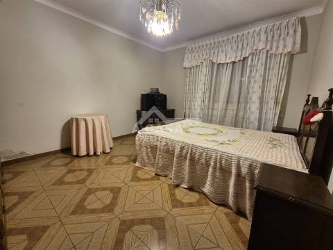 Moradia Isolada Térrea T3 com anexos e logradouro em São João