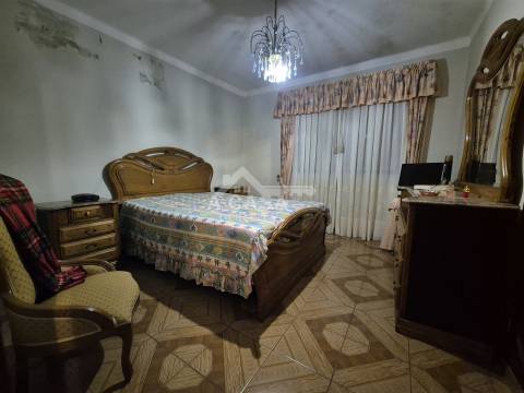 Moradia Isolada Térrea T3 com anexos e logradouro em São João