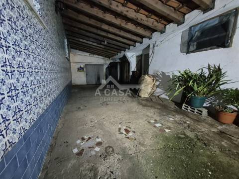 Moradia Isolada Térrea T3 com anexos e logradouro em São João